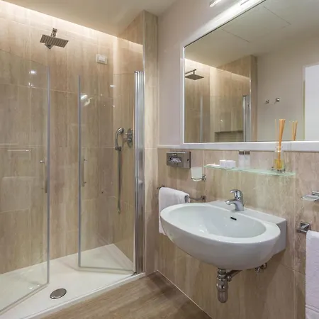 Grand & Riviera Hotel